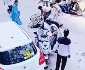 फरीदाबाद में आवारा सांडों का आतंक, सड़क हादसे में दो लोग घायल