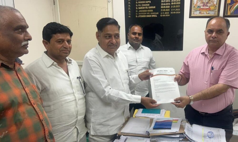 बिजली समस्याओं को लेकर डीएचबीवीएन अधिकारियों से मुलाकात करते ओमप्रकाश रैक्सवाल