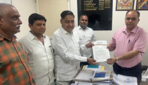 बिजली समस्याओं को लेकर डीएचबीवीएन अधिकारियों से मुलाकात करते ओमप्रकाश रैक्सवाल