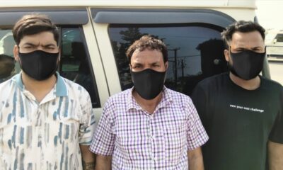 साइबर ठगी मामले में गिरफ्तार तीन आरोपियों के साथ पुलिस टीम।