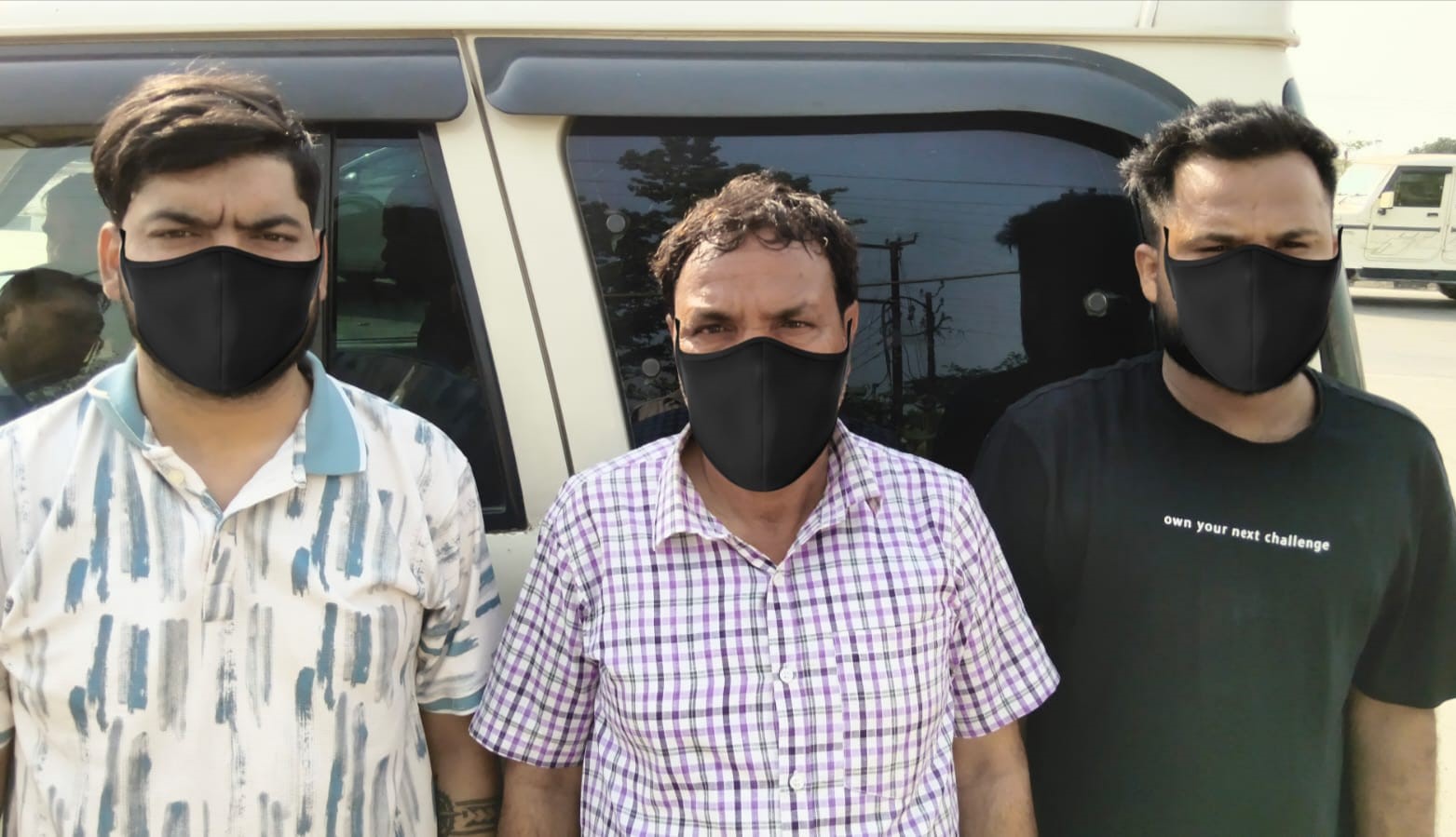 साइबर ठगी मामले में गिरफ्तार तीन आरोपियों के साथ पुलिस टीम।