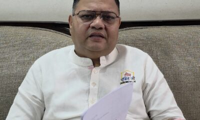 फरीदाबाद नगर निगम के कथित पौधा घोटाले को लेकर दस्तावेज दिखाते पूर्व विधायक नीरज शर्मा।