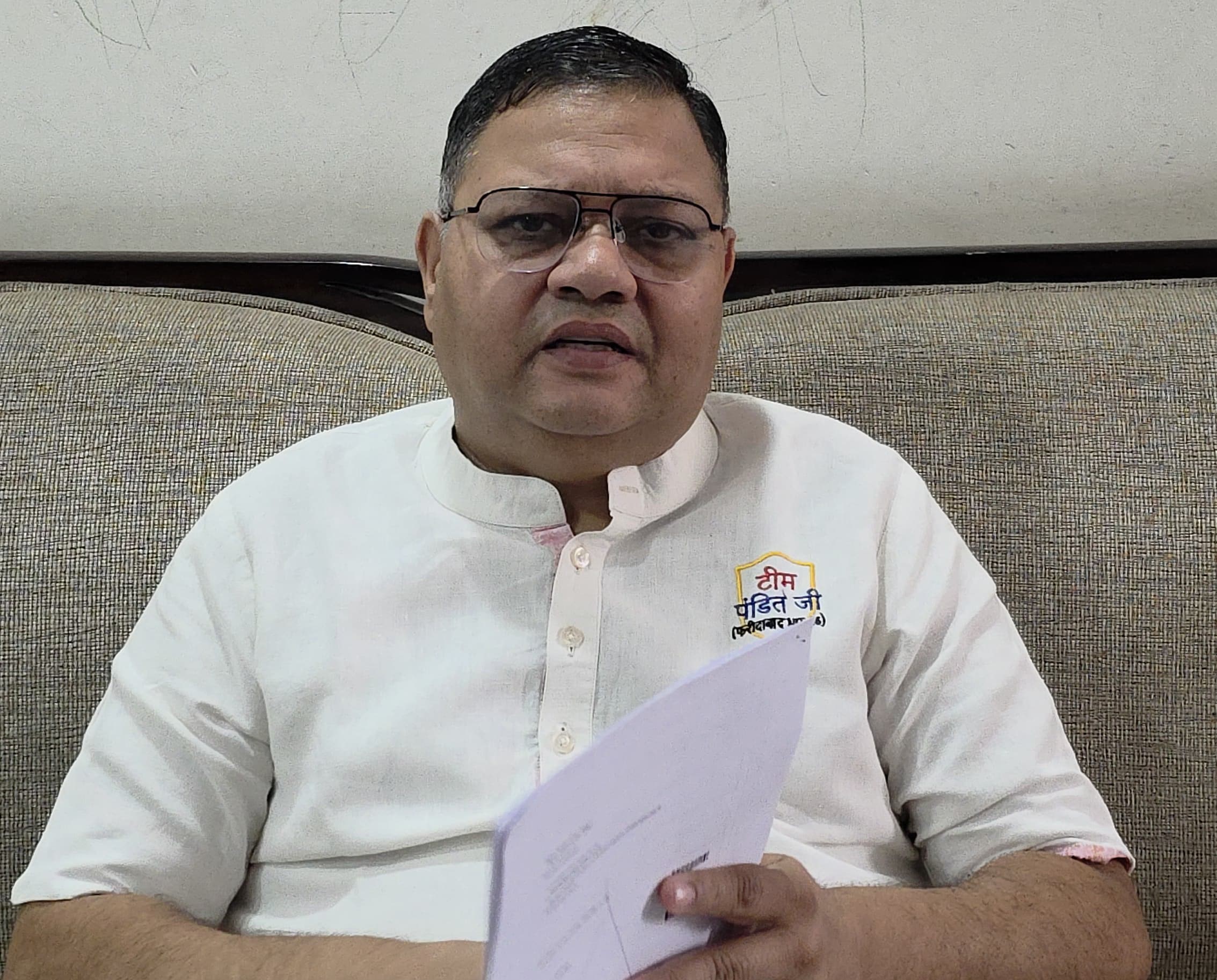 फरीदाबाद नगर निगम के कथित पौधा घोटाले को लेकर दस्तावेज दिखाते पूर्व विधायक नीरज शर्मा।