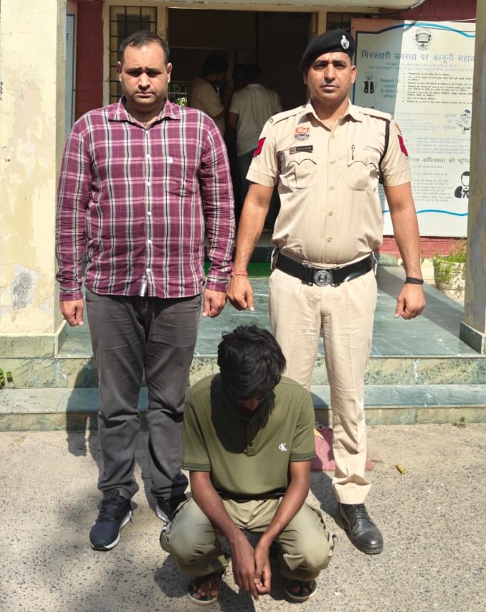 साइबर अपराध के खिलाफ कार्रवाई के दौरान पुलिस अधिकारियों के साथ आरोपी।