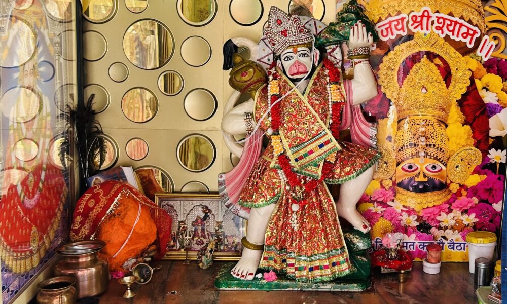 तलोट गांव में दिनदहाड़े मंदिर चोरी, हनुमान मंदिर का छत्र ले उड़े चोर