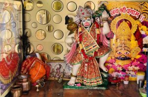 तलोट गांव में दिनदहाड़े मंदिर चोरी, हनुमान मंदिर का छत्र ले उड़े चोर
