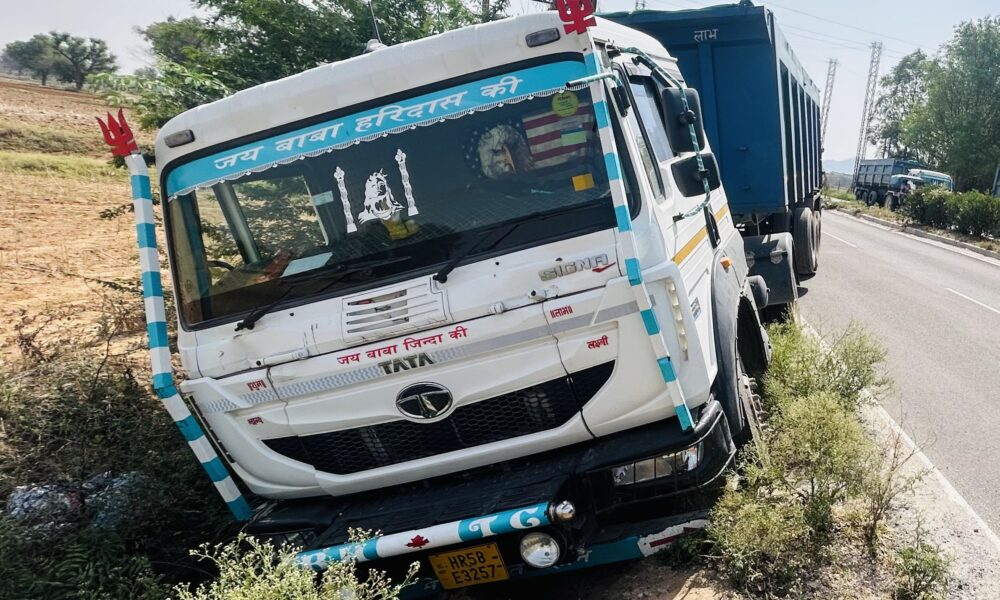 छिलरो गांव के पास स्टेरिंग फेल होने से सड़क से नीचे उतरा ट्रेलर