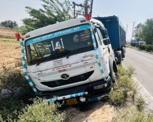 छिलरो गांव के पास स्टेरिंग फेल होने से सड़क से नीचे उतरा ट्रेलर