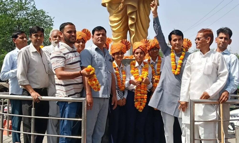 श्याम बाबा पब्लिक स्कूल पवेरा के मेधावी विद्यार्थियों को सम्मानित करते गणमान्य लोग।