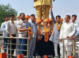 श्याम बाबा पब्लिक स्कूल पवेरा के मेधावी विद्यार्थियों को सम्मानित करते गणमान्य लोग।