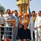 श्याम बाबा पब्लिक स्कूल पवेरा के मेधावी विद्यार्थियों को सम्मानित करते गणमान्य लोग।