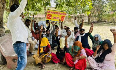 निजामपुर ब्लॉक में धरना प्रदर्शन करते ग्रामीण सफाई कर्मचारी।