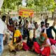 निजामपुर ब्लॉक में धरना प्रदर्शन करते ग्रामीण सफाई कर्मचारी।