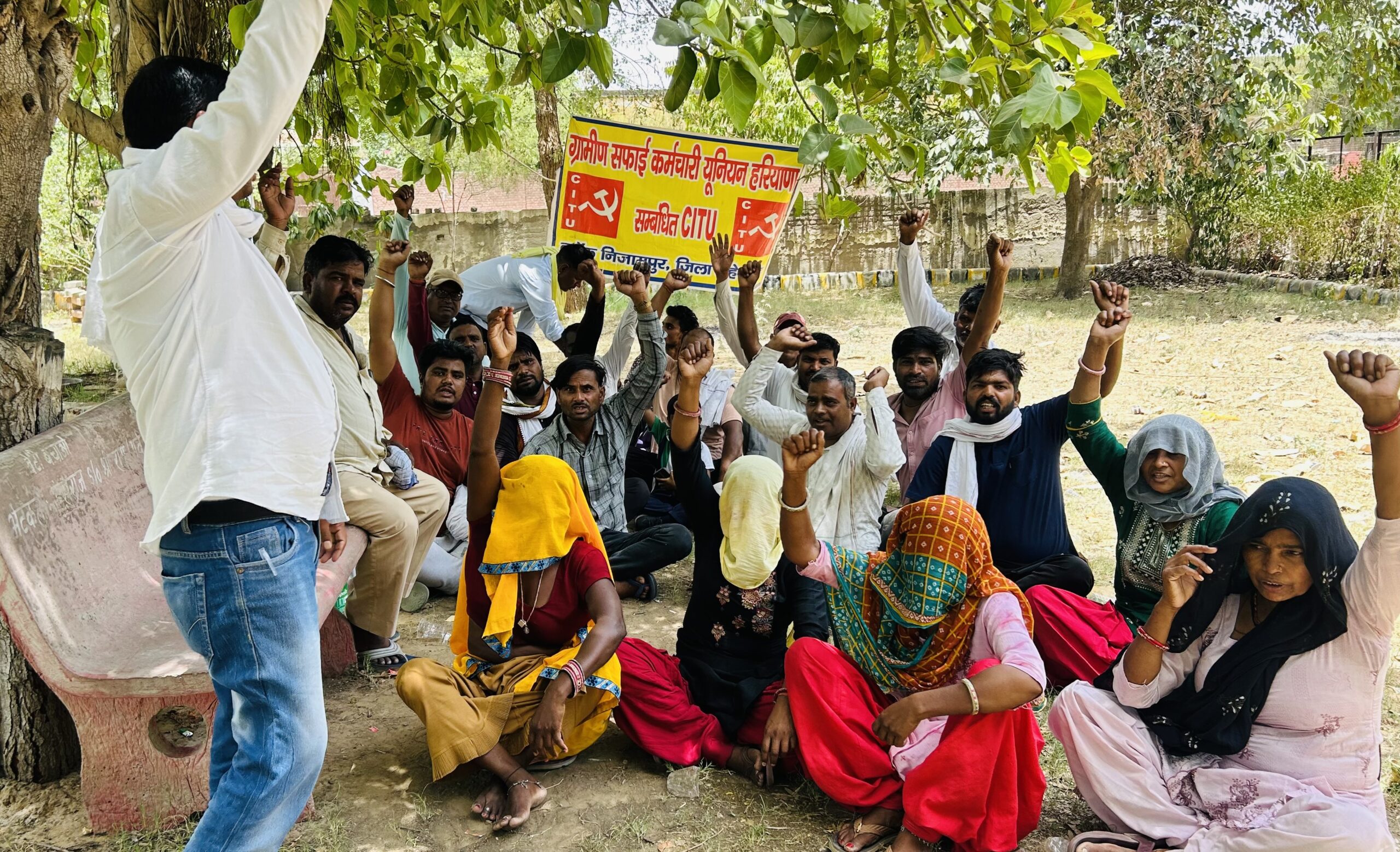 निजामपुर ब्लॉक में धरना प्रदर्शन करते ग्रामीण सफाई कर्मचारी।
