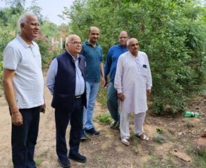 हरित पहल और पौधारोपण व्यवस्था की जानकारी लेते हुए महेंद्रगढ़ विधायक।