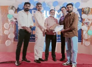 वर्ल्ड वेटरिनरी डे पर भूमिका कॉलेज सिगड़ा में मेधावी छात्र को सम्मानित करते अतिथि।
