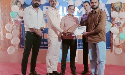 वर्ल्ड वेटरिनरी डे पर भूमिका कॉलेज सिगड़ा में मेधावी छात्र को सम्मानित करते अतिथि।