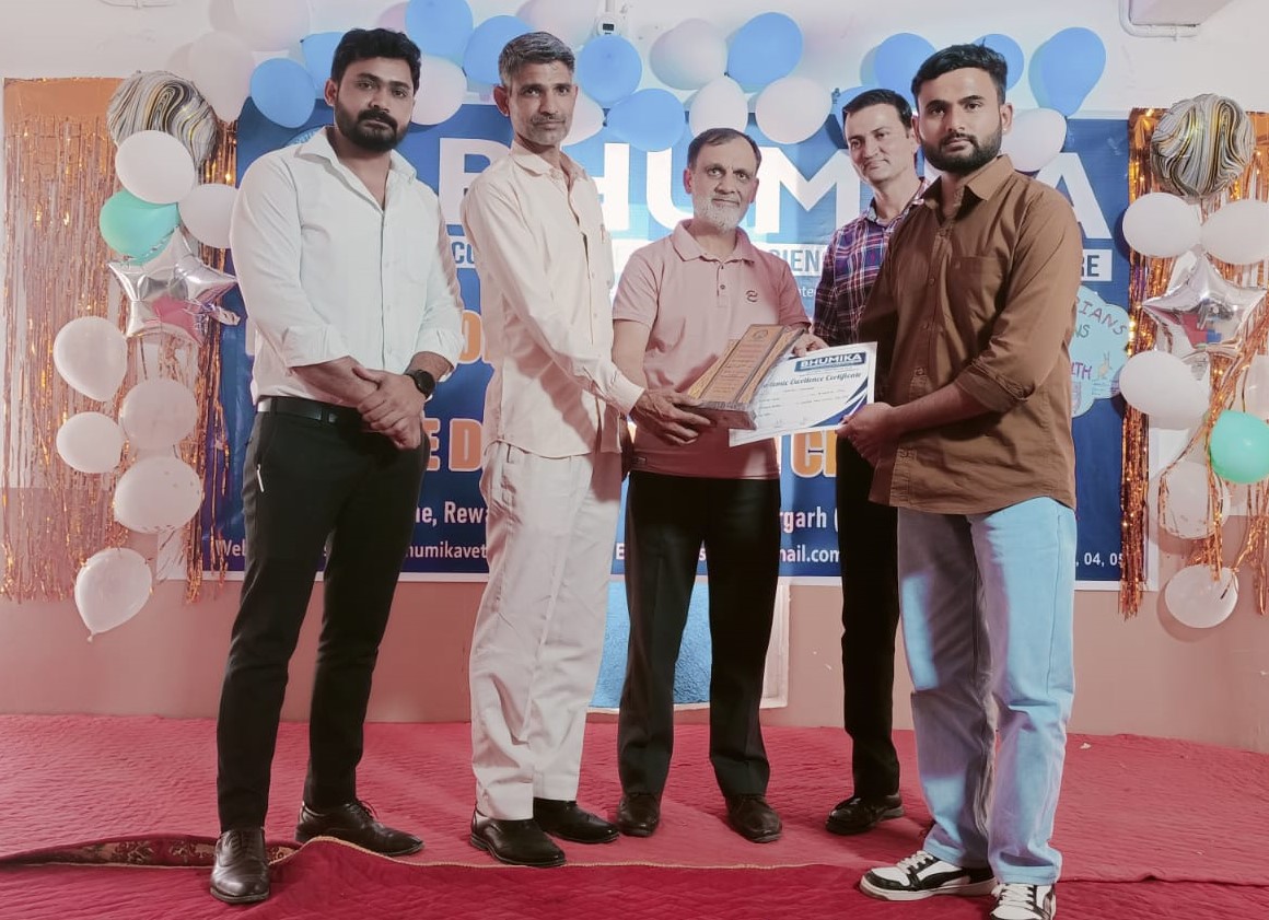 वर्ल्ड वेटरिनरी डे पर भूमिका कॉलेज सिगड़ा में मेधावी छात्र को सम्मानित करते अतिथि।