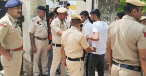 परीक्षा केंद्र के बाहर सुरक्षा में तैनात पुलिसकर्मी, कड़ी निगरानी के बीच प्रवेश