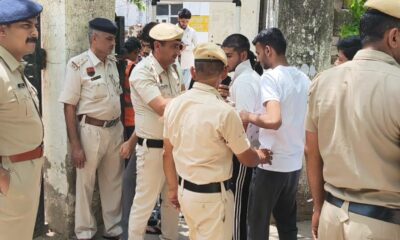 परीक्षा केंद्र के बाहर सुरक्षा में तैनात पुलिसकर्मी, कड़ी निगरानी के बीच प्रवेश