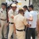 परीक्षा केंद्र के बाहर सुरक्षा में तैनात पुलिसकर्मी, कड़ी निगरानी के बीच प्रवेश