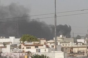 खुलेआम कबाड़ जलाने से फैला धुआं, लोगों को हुई परेशानी।