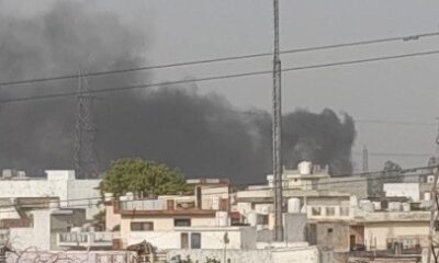 खुलेआम कबाड़ जलाने से फैला धुआं, लोगों को हुई परेशानी।