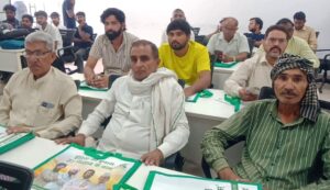 किसानों को खरीफ फसलों की आधुनिक तकनीकों के बारे में जागरूक करते कृषि विशेषज्ञ