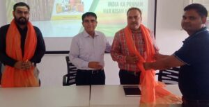 कार्यशाला में अतिथियों को सम्मानित करते आयोजक व किसान।