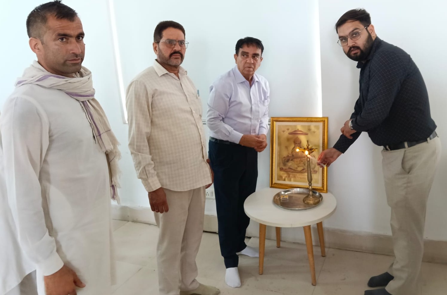 दीप प्रज्वलित कर कार्यशाला का शुभारंभ करते डॉ. बी.एस. सहरावत व अन्य अतिथि।