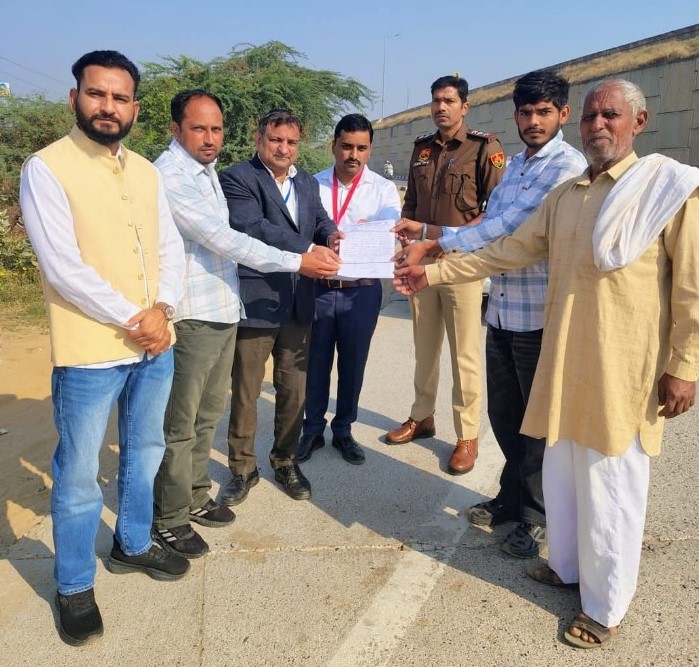 गांव दोस्तपुर के लोग ज्ञापन सौंपते हुए ।