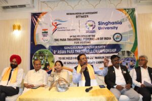 अंतरराष्ट्रीय पैरा खेल आयोजन की घोषणा के अवसर पर मंच पर मौजूद प्रतिनिधि।
