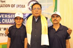 MoU समारोह के दौरान पैरा थ्रोबॉल खिलाड़ियों के साथ मंच पर मौजूद पदाधिकारी।