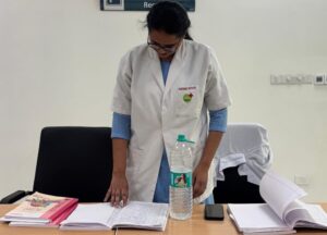 स्वास्थ्य सेवाओं के बीच रिकॉर्ड अपडेट करती नर्सिंग अधिकारी।