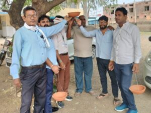 अटेली में पक्षियों के लिए सकोरे रखकर पहल की शुरुआत करते हुए।