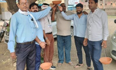 अटेली में पक्षियों के लिए सकोरे रखकर पहल की शुरुआत करते हुए।