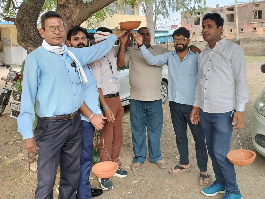 अटेली में पक्षियों के लिए सकोरे रखकर पहल की शुरुआत करते हुए।
