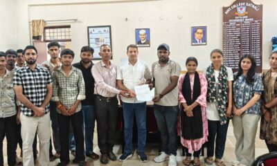 ABVP कार्यकर्ता सतनाली कॉलेज में प्राचार्य को ज्ञापन सौंपते हुए।