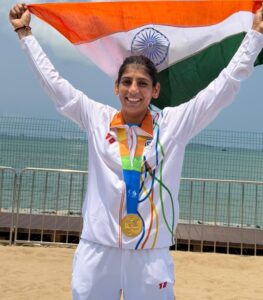 एशियन बीच गेम्स में भारत का परचम लहराने के बाद सम्मान प्राप्त करती रितु श्योराण।