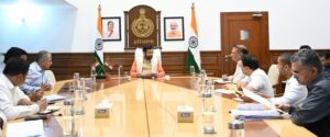 नई दिल्ली में पेयजल आपूर्ति को लेकर अधिकारियों के साथ समीक्षा बैठक करते मुख्यमंत्री नायब सिंह सैनी।