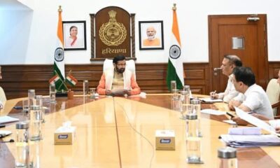 नई दिल्ली में पेयजल आपूर्ति को लेकर अधिकारियों के साथ समीक्षा बैठक करते मुख्यमंत्री नायब सिंह सैनी।
