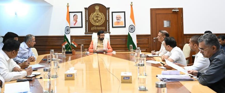 नई दिल्ली में पेयजल आपूर्ति को लेकर अधिकारियों के साथ समीक्षा बैठक करते मुख्यमंत्री नायब सिंह सैनी।
