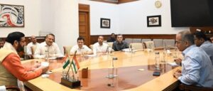 अधिकारियों के साथ पेयजल एवं सिंचाई व्यवस्था पर चर्चा करते मुख्यमंत्री नायब सिंह सैनी।