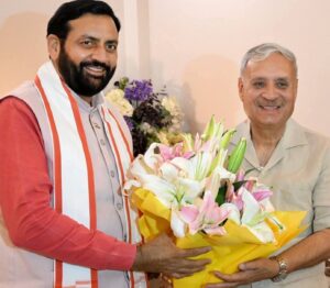 अहीरवाल दौरे के दौरान राव इंद्रजीत सिंह से मुलाकात करते मुख्यमंत्री नायब सिंह सैनी।
