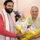 अहीरवाल दौरे के दौरान राव इंद्रजीत सिंह से मुलाकात करते मुख्यमंत्री नायब सिंह सैनी।