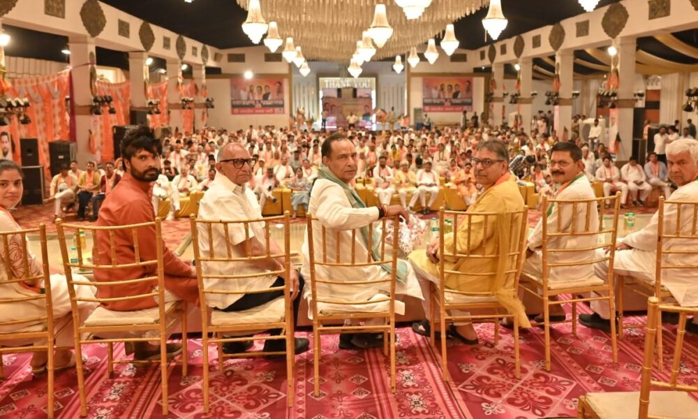 सोनीपत में नगर निगम चुनाव अभियान के दौरान पार्टी प्रत्याशियों के साथ मौजूद भाजपा नेतृत्व।