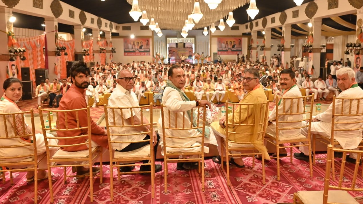 सोनीपत में नगर निगम चुनाव अभियान के दौरान पार्टी प्रत्याशियों के साथ मौजूद भाजपा नेतृत्व।