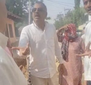 सीवरेज लाइन विवाद के दौरान मौके पर मौजूद दोनों पक्षों के बीच तनावपूर्ण माहौल।
