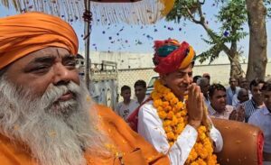 सम्मान समारोह में उमड़ा जनसैलाब, ग्रामीणों ने फूल-मालाओं से किया अभिनंदन