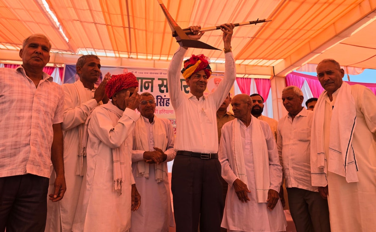 नहरी पानी पहुंचाने के प्रयासों पर किसानों ने जताया आभार, मंच पर सम्मानित पूर्व मंत्री